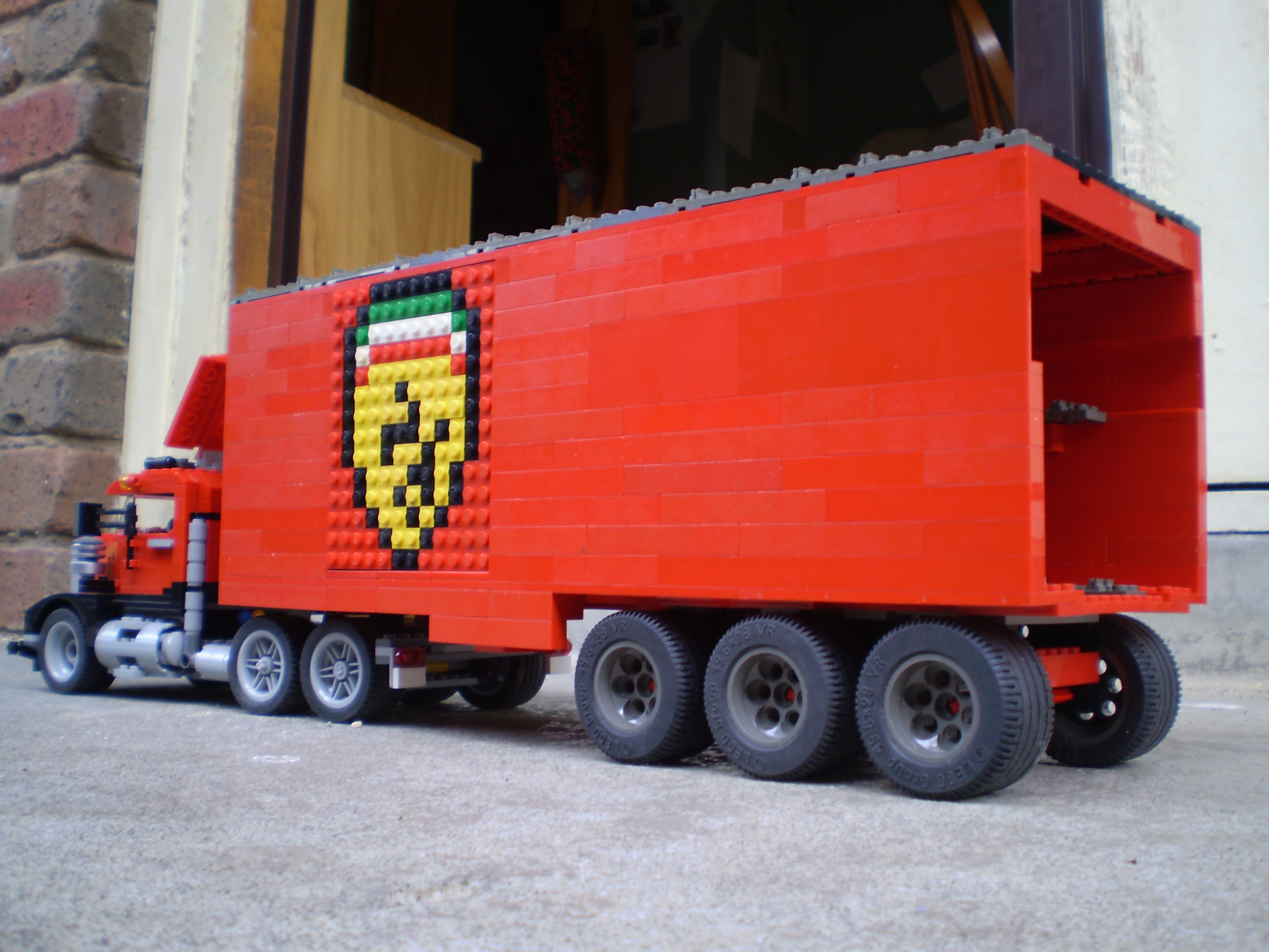 ferrari_truck_transporter_02.jpg