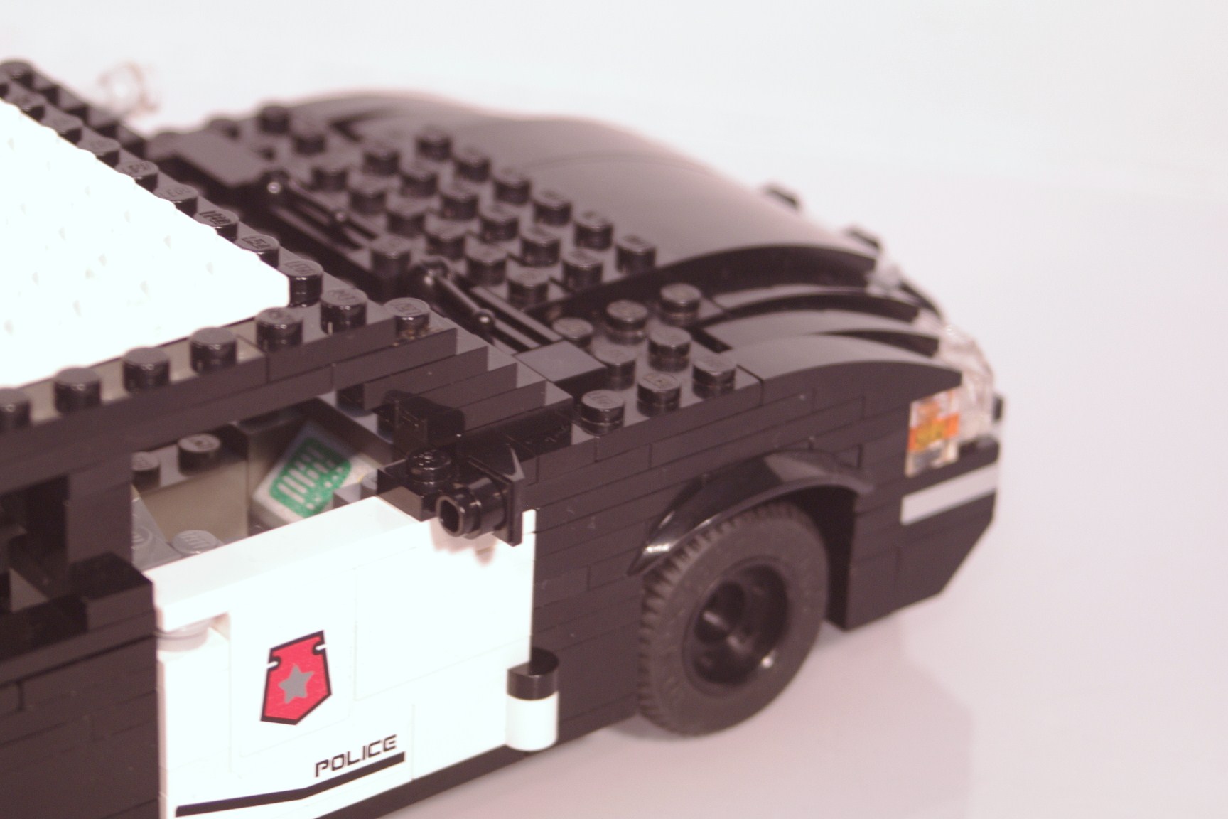 ford_crown_victoria_police_cruiser_009.jpg