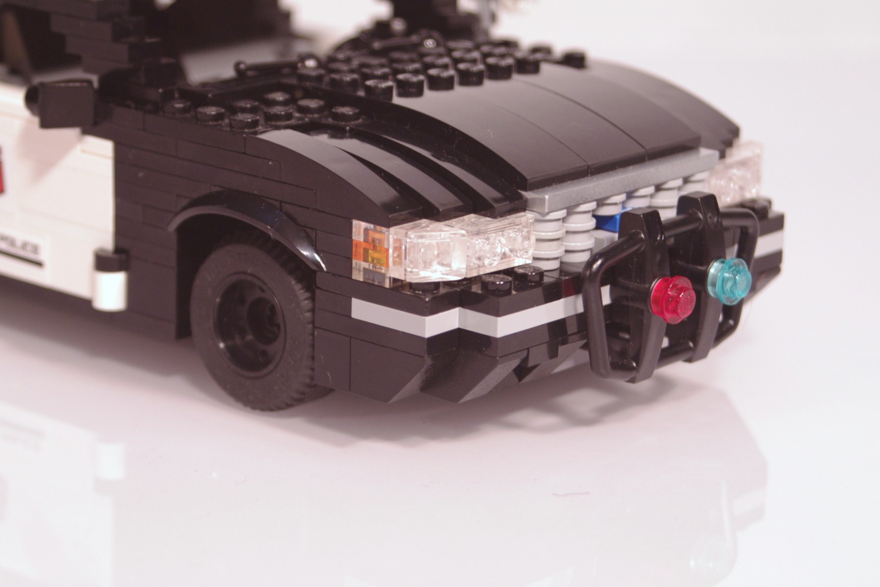 ford_crown_victoria_police_cruiser_018.jpg