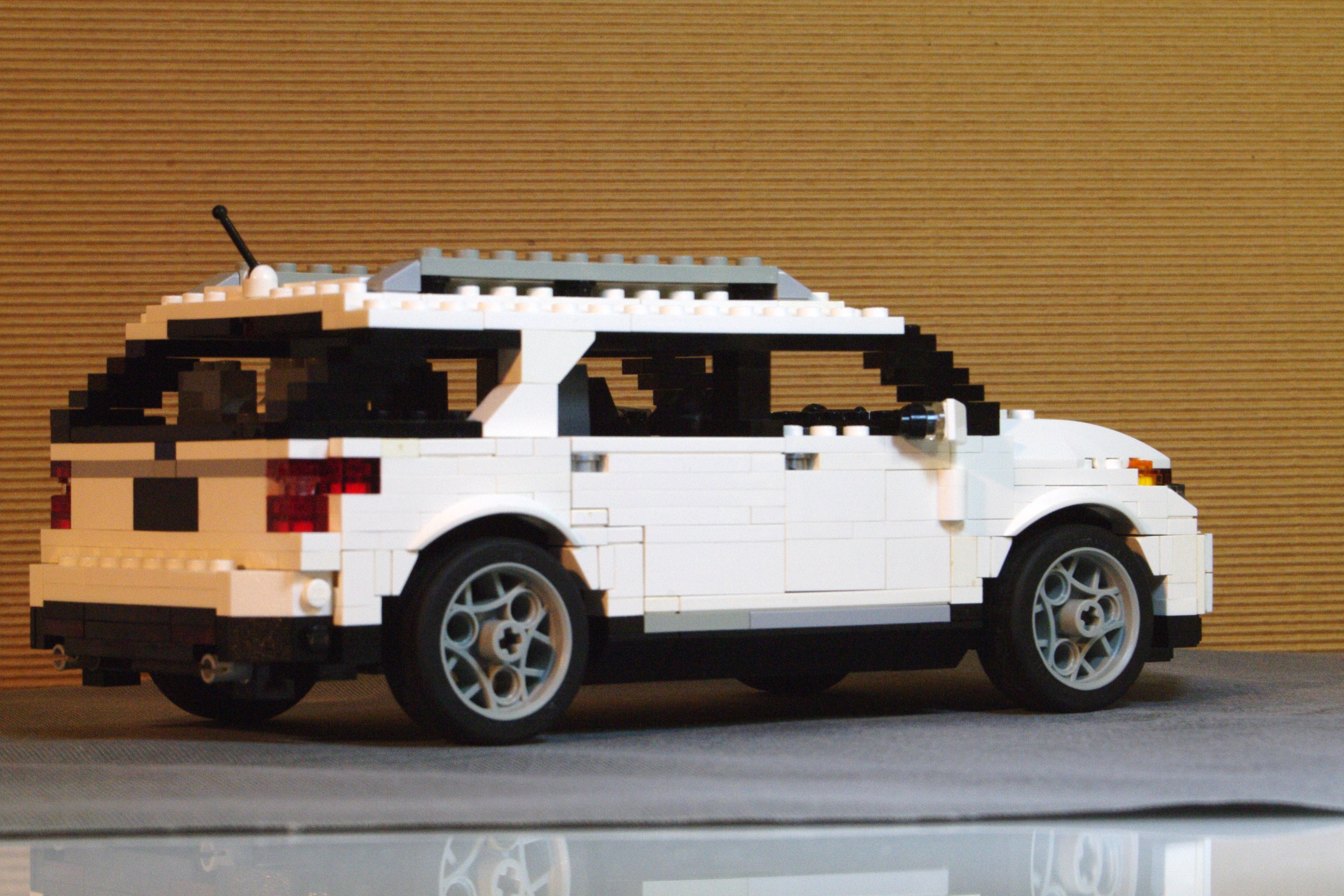 ford_explorer_2011_08.jpg