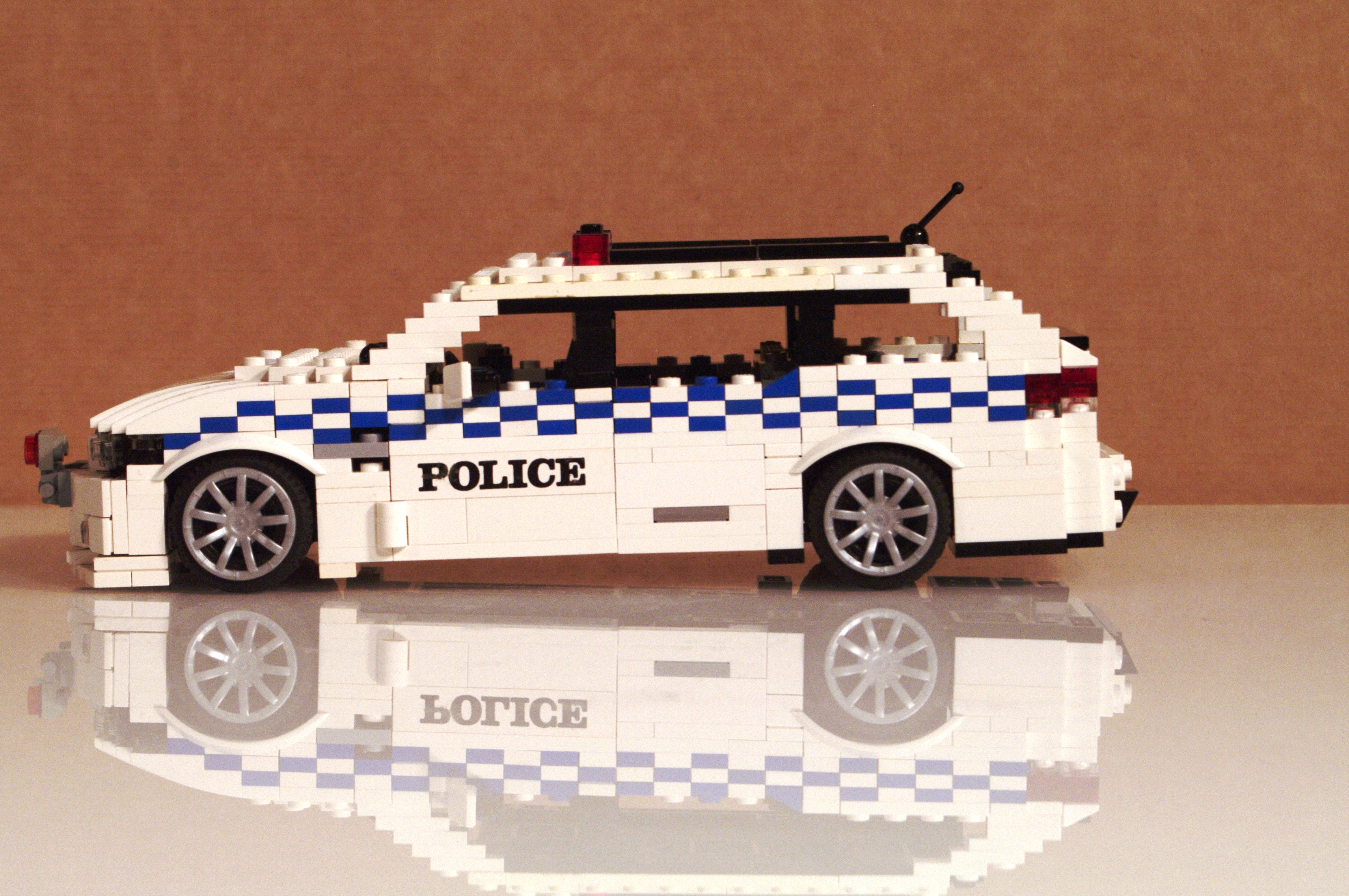 holden_commodore_ve_ss_police_wagon_02.jpg