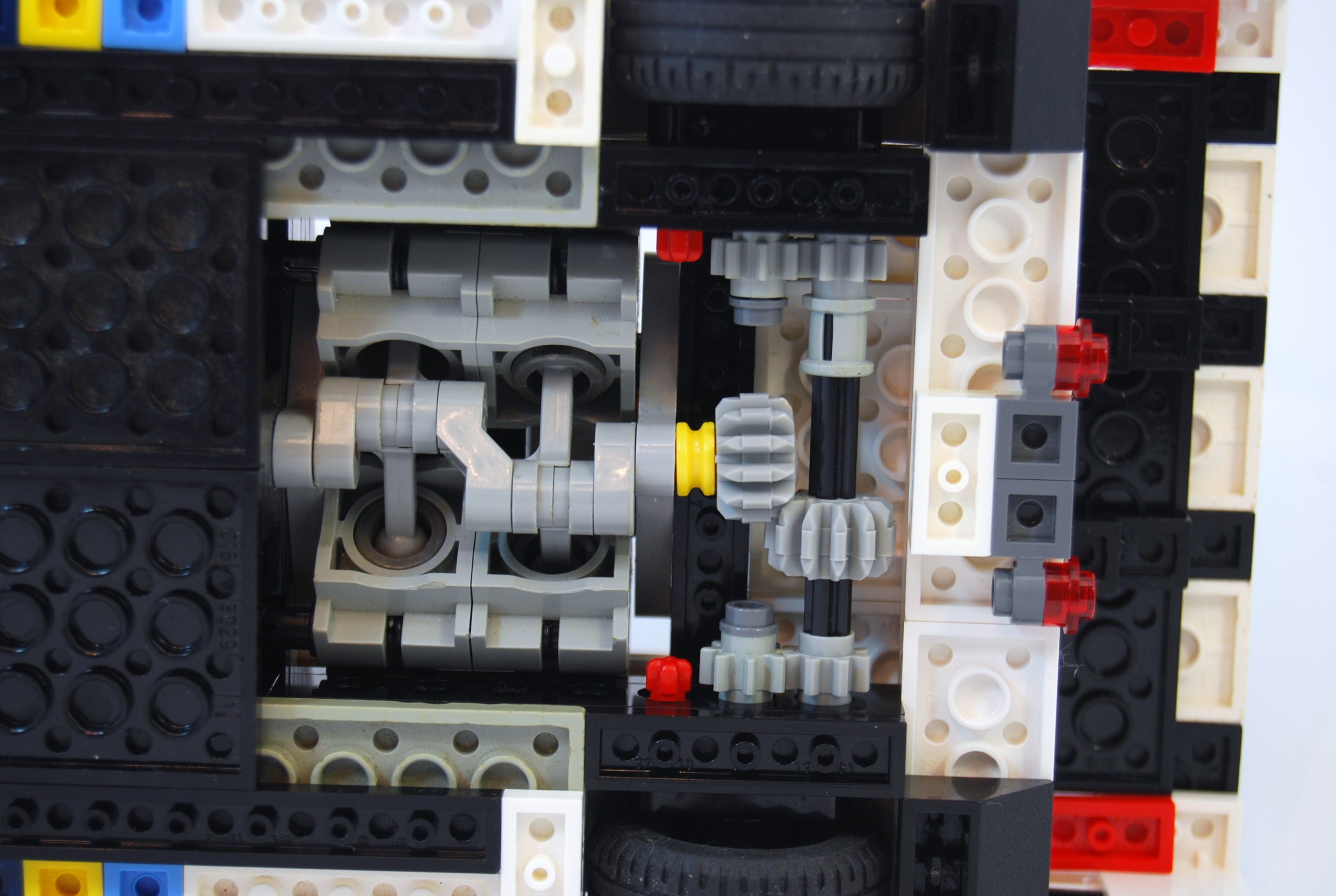 peugeot_905_powertrain_02.jpg