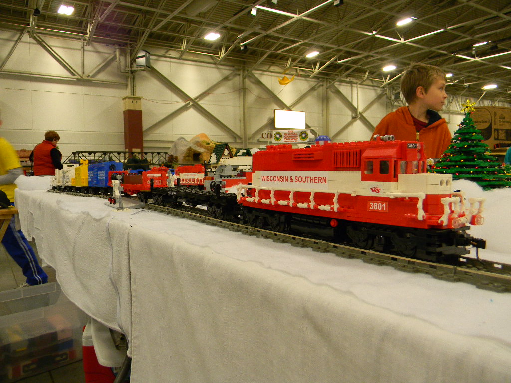 wsor_3801_pulling_mow_cars.jpg