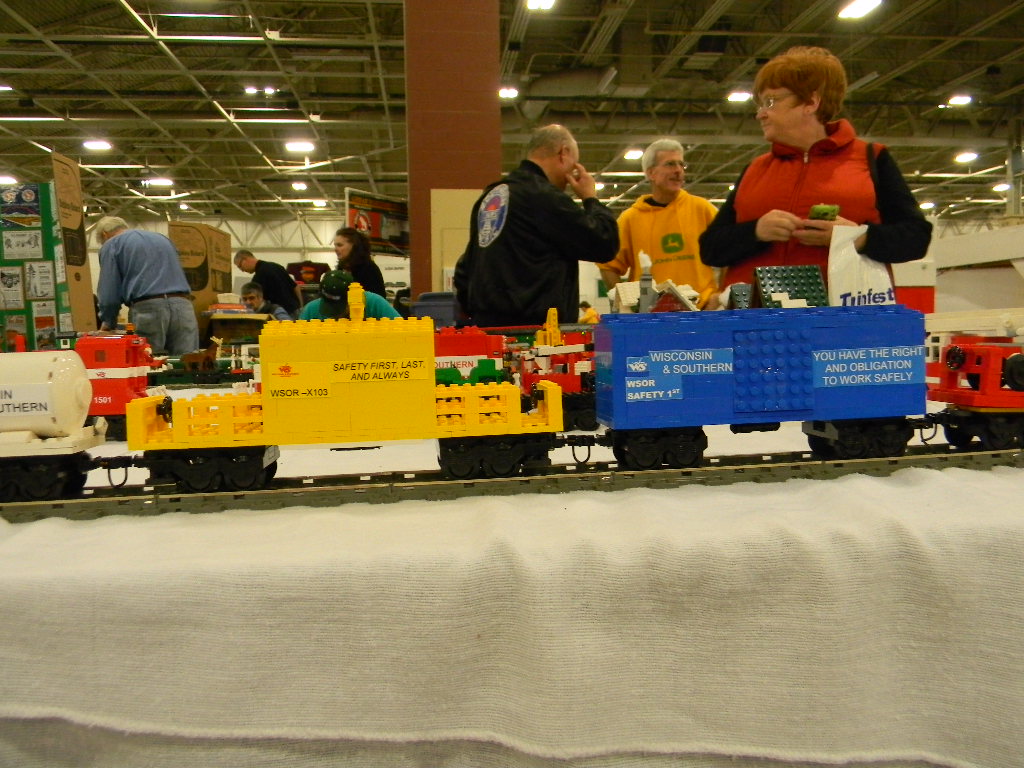 wsor_x103_and_safety_first_boxcar.jpg