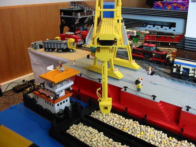 tretty_containerschiff.jpg