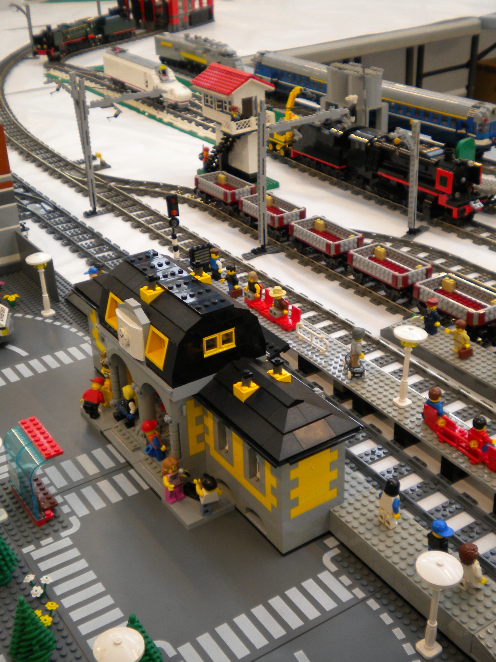 station_9v_and_rc_layout_detail_by_legofan1974.jpg