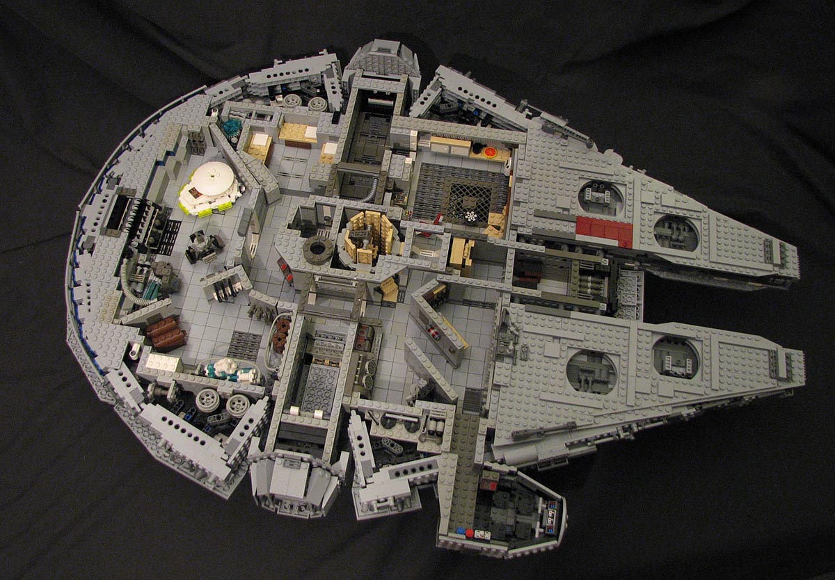star_wars_lego_millennium_falcon_with_full_interior_1.jpg