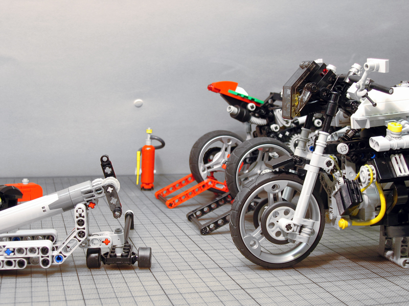 legomotorbike-garage-02.jpg