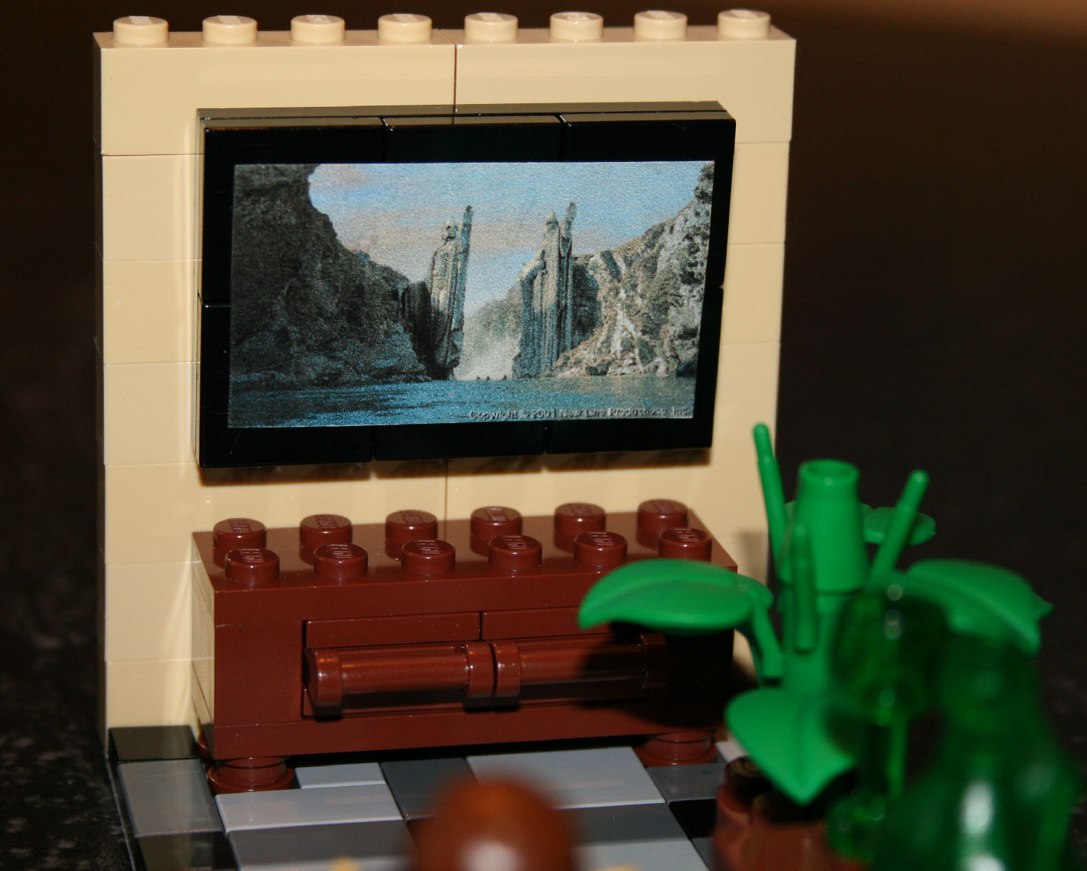 flat-tv-from-legorianer-and-legocastle-003.jpg