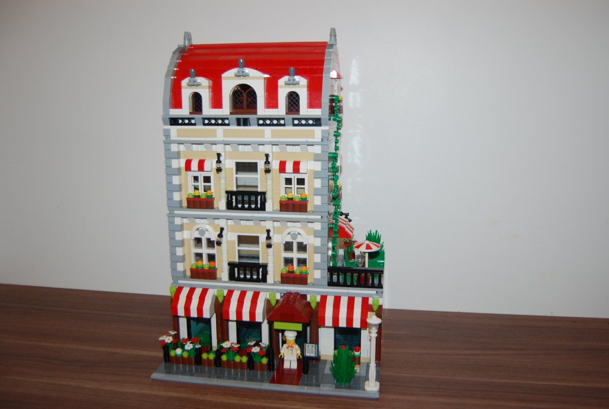 moc_parisian_restaurant_pic02.jpg
