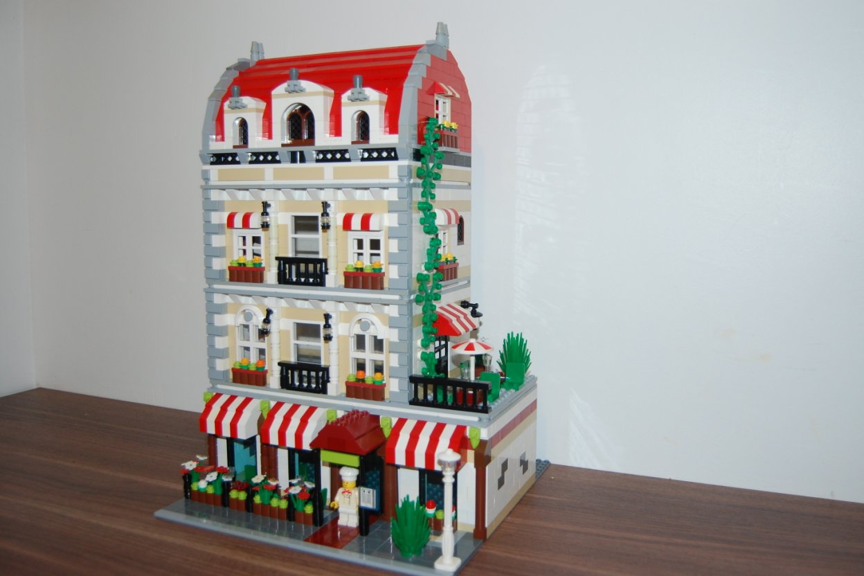 moc_parisian_restaurant_pic03.jpg