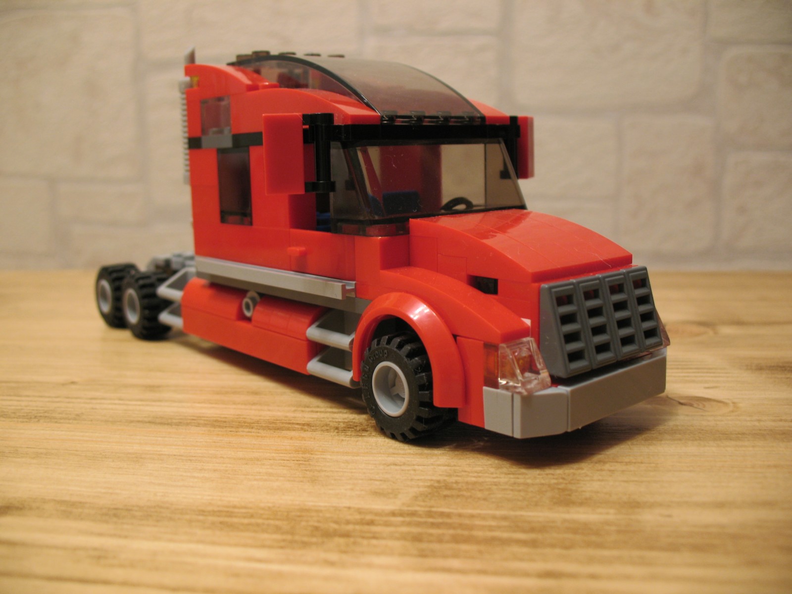 redlegotruckclone_01.jpg