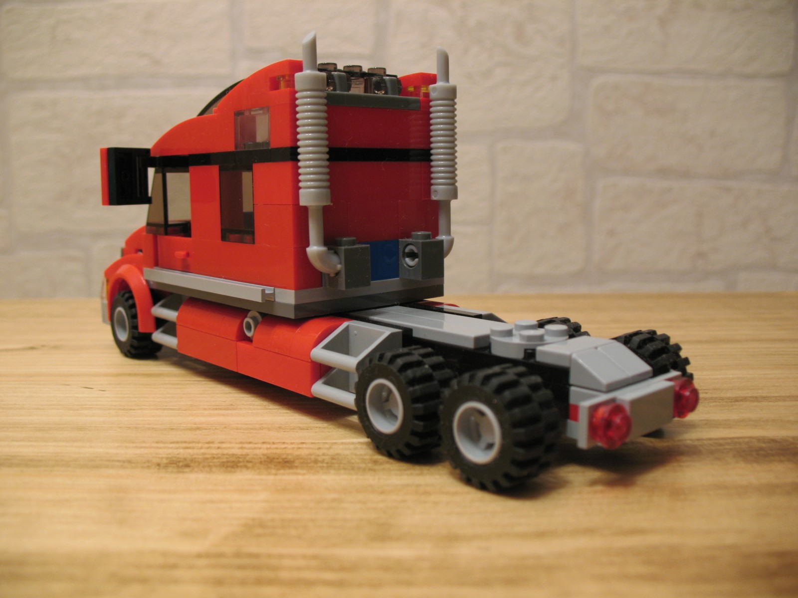 redlegotruckclone_03.jpg