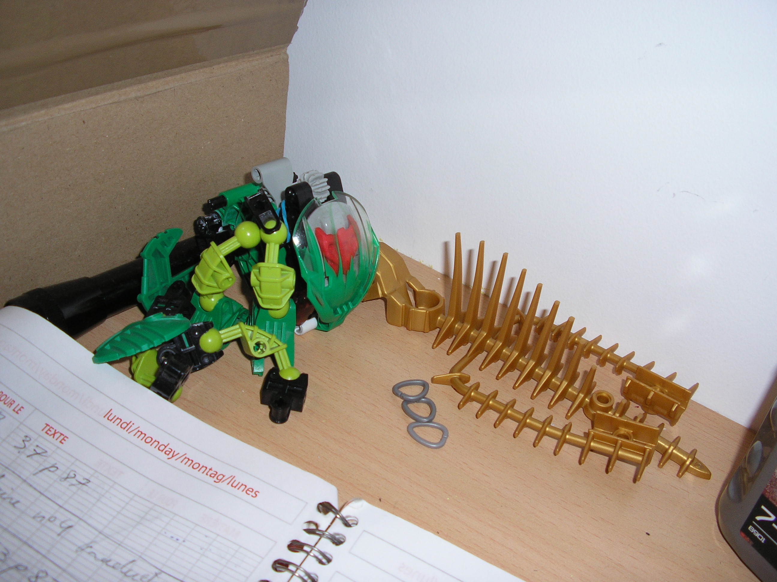 001_desk.jpg