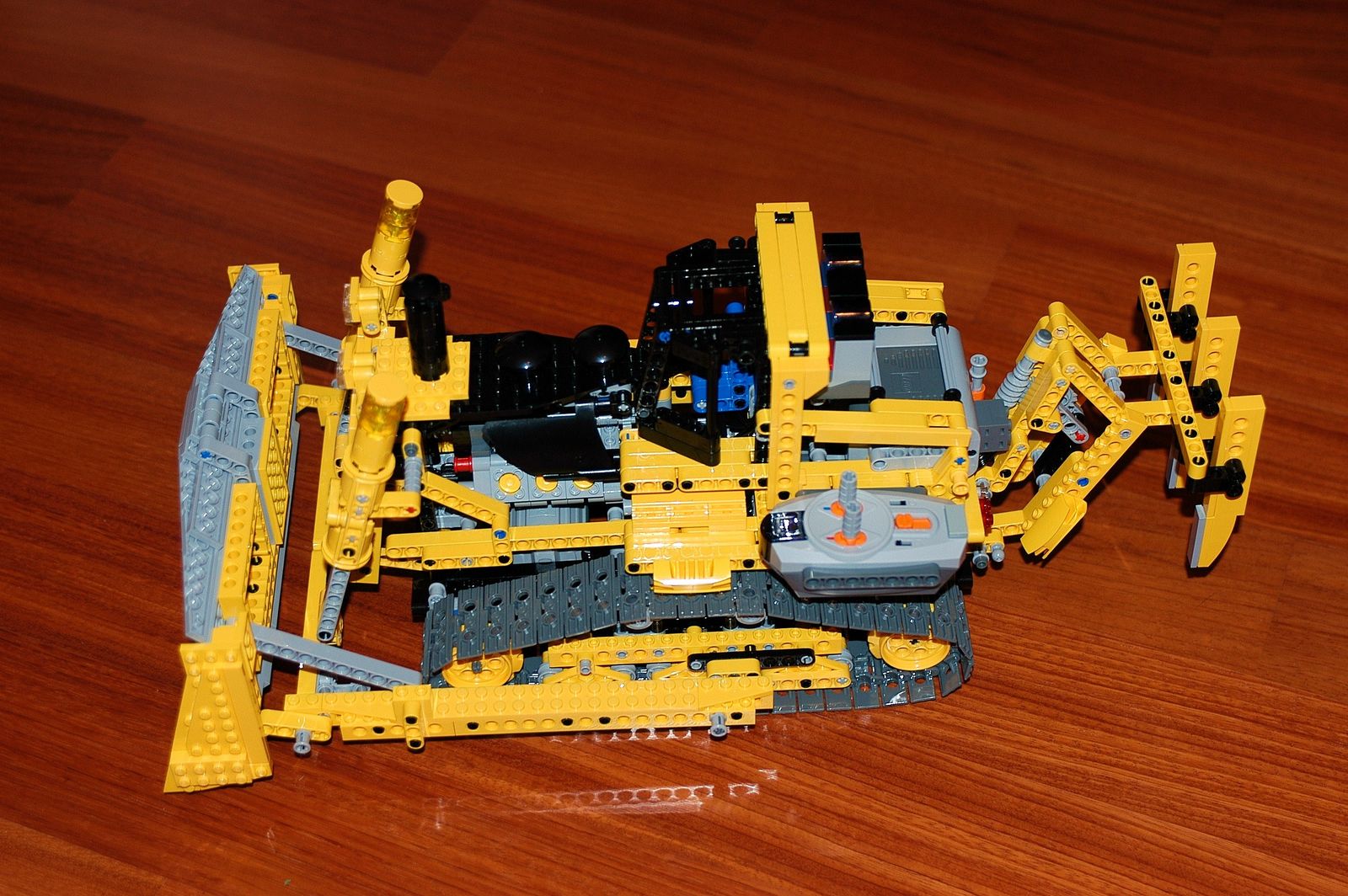 8275_bulldozer_1.jpg
