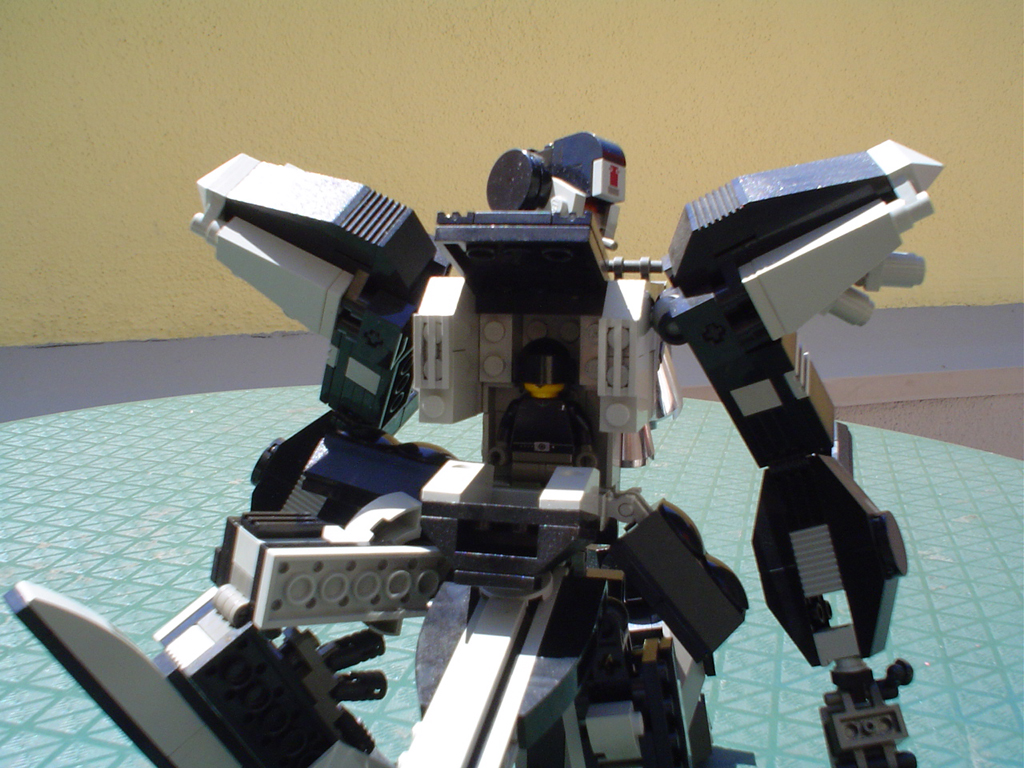 blackmecha_pose04_hatchopenclose.jpg