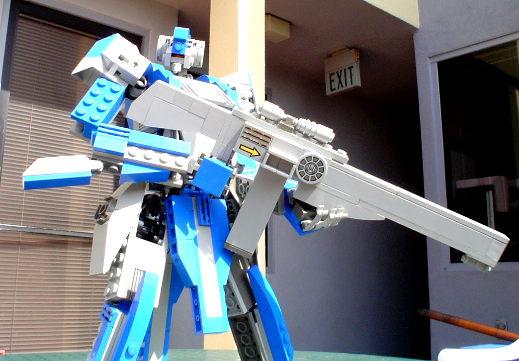 bluemecha_dynamic_withrifle_closeup2.jpg
