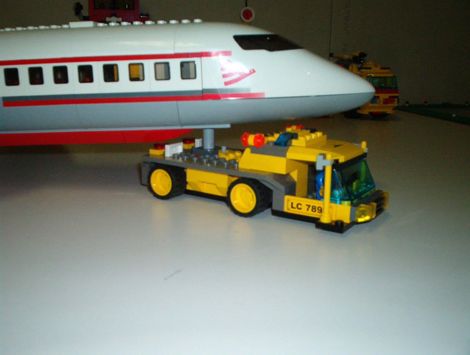 airport_tug_pulling_plane.jpg