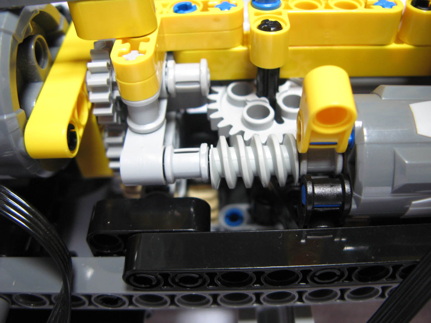 8265-steering_and_traction_gears.jpg