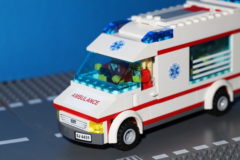moc4431ambulance-01.jpg