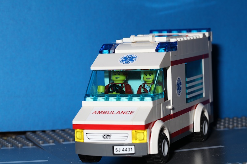 moc4431ambulance-02.jpg