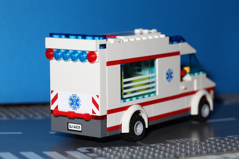 moc4431ambulance-03.jpg