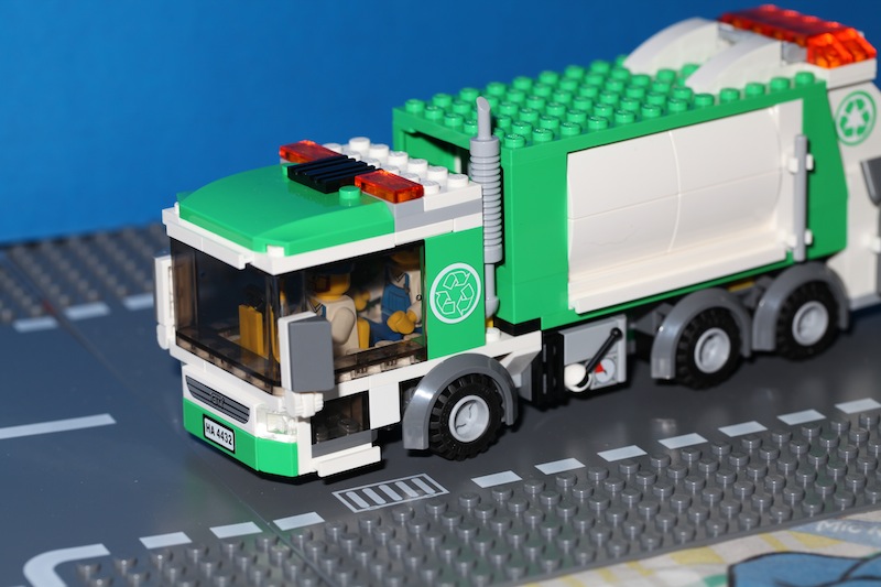 moc4432garbagetruck-01.jpg