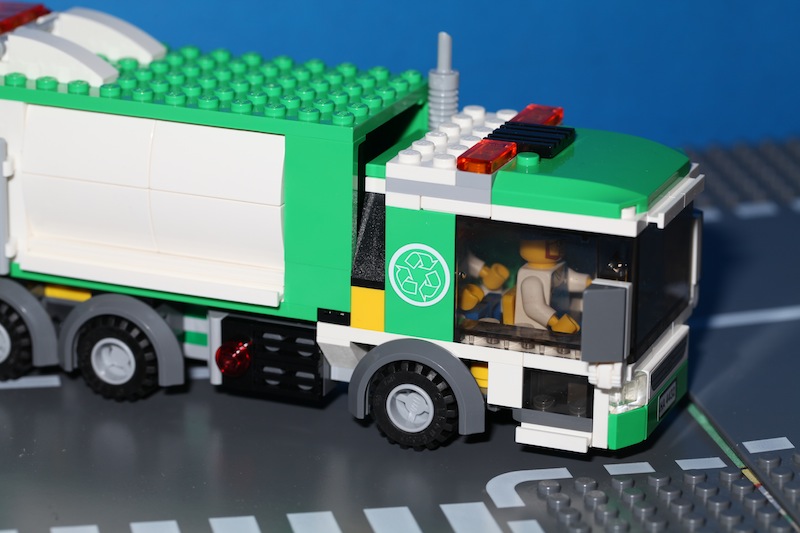 moc4432garbagetruck-02.jpg