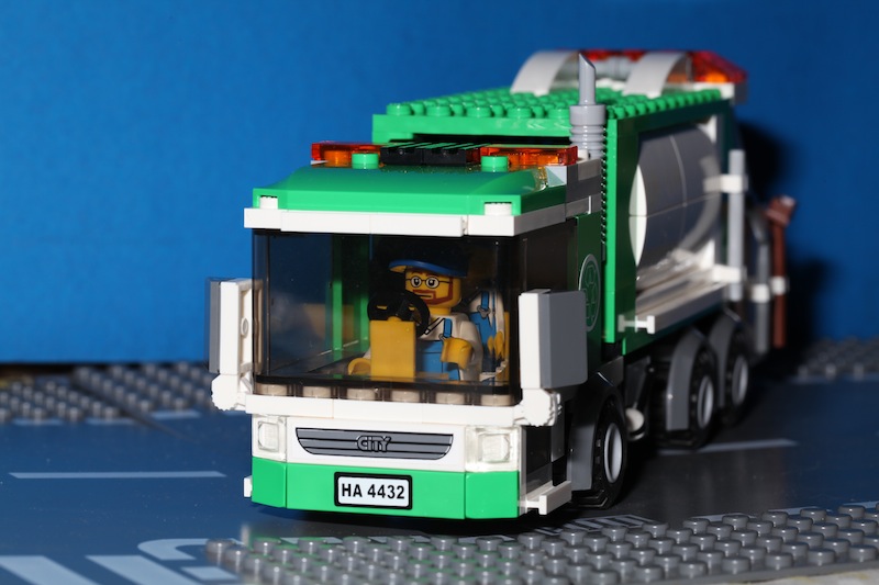 moc4432garbagetruck-03.jpg