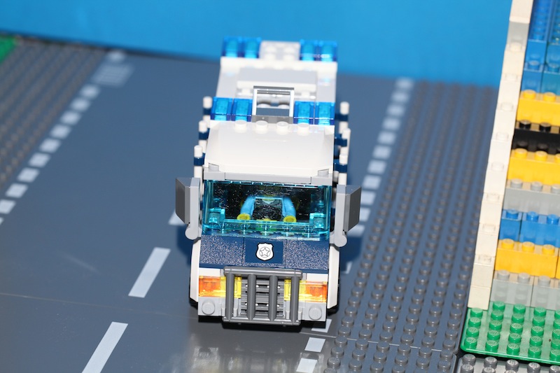 moc60008policevan-01.jpg