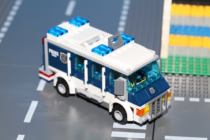moc60008policevan-02.jpg