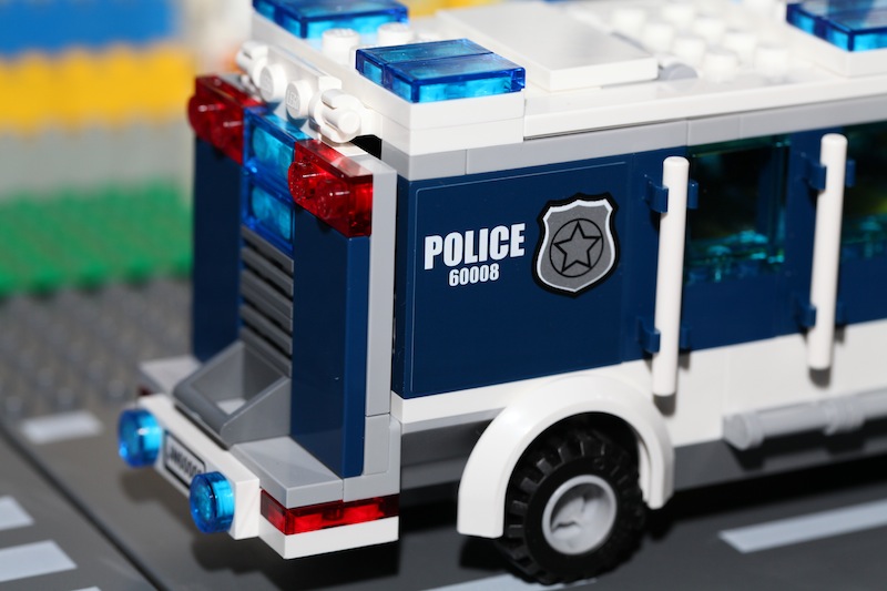 moc60008policevan-03.jpg