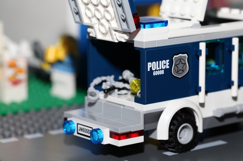 moc60008policevan-04.jpg