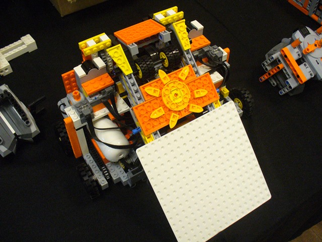 moc18_robot_by_andrew_harvey.jpg