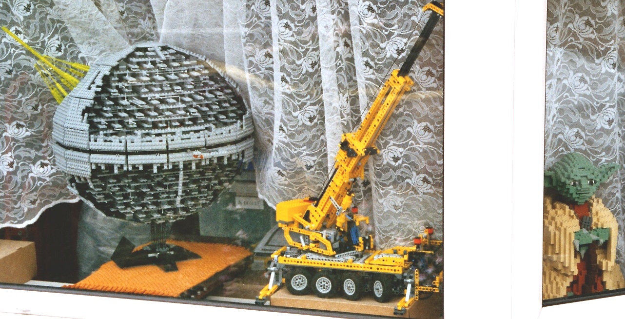 window_display_ds2_crane_yoda.jpg