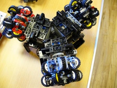 rcx_robot_with_tumbling_wheels_by_phil_case.jpg