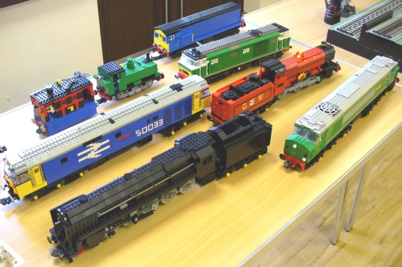 8mm_scale_trains_by_mark_bellis_ba_agm06.jpg