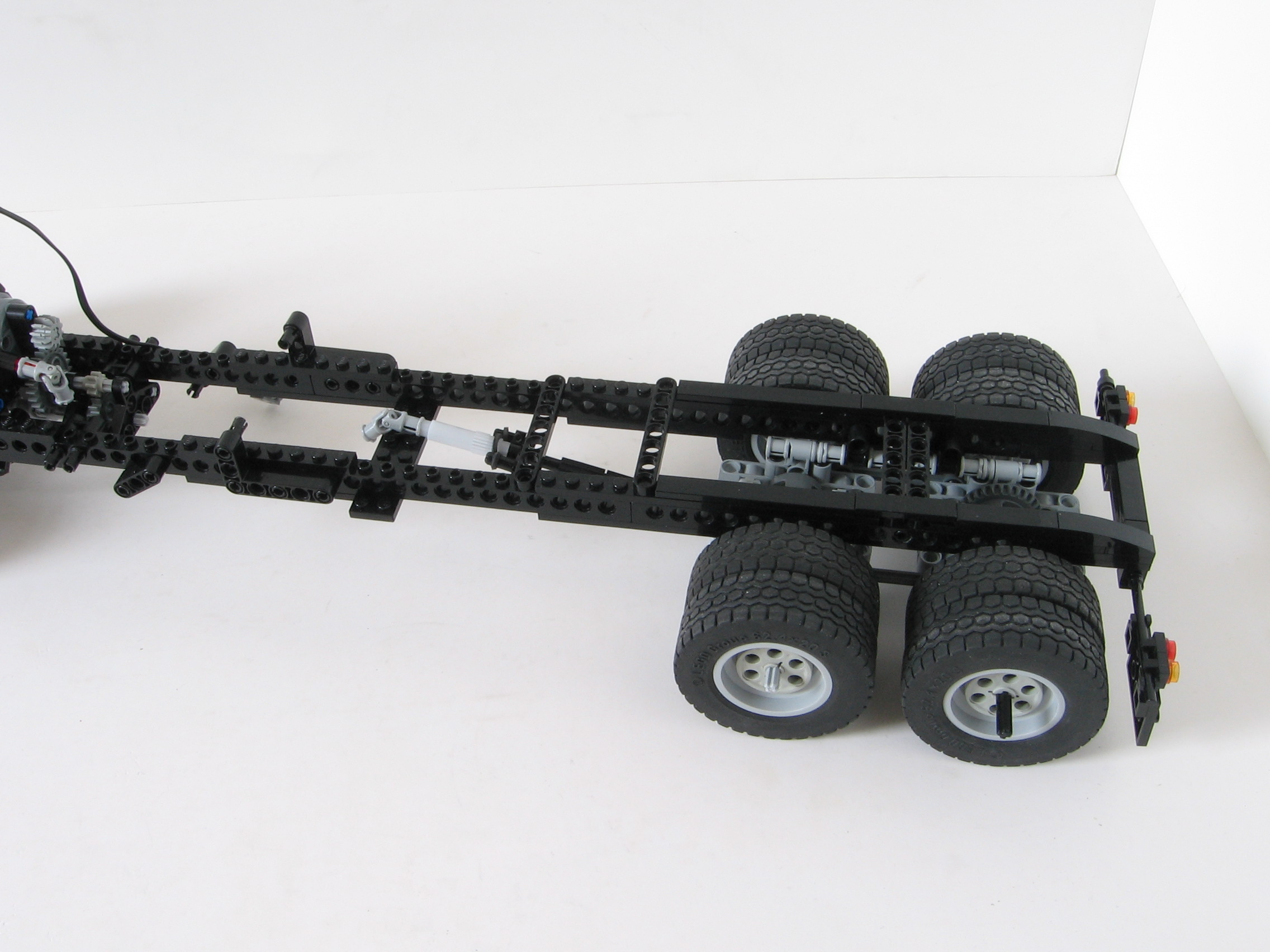 peterbilt-rear-axle.jpg