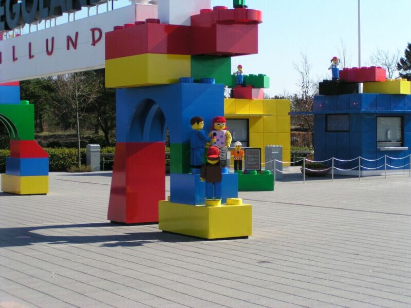 02-legoland-arch2.jpg