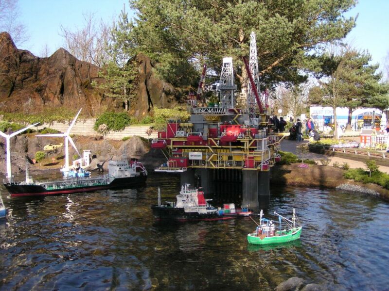 07-legoland-oilrig.jpg