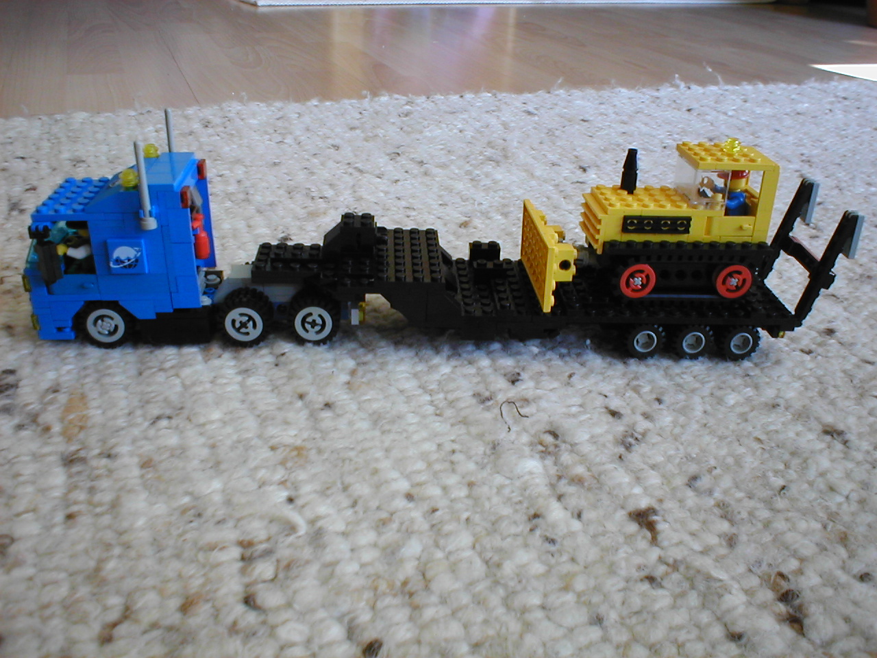 6wide_truck_with_fletbedtrailer_and_caterpillar.jpg