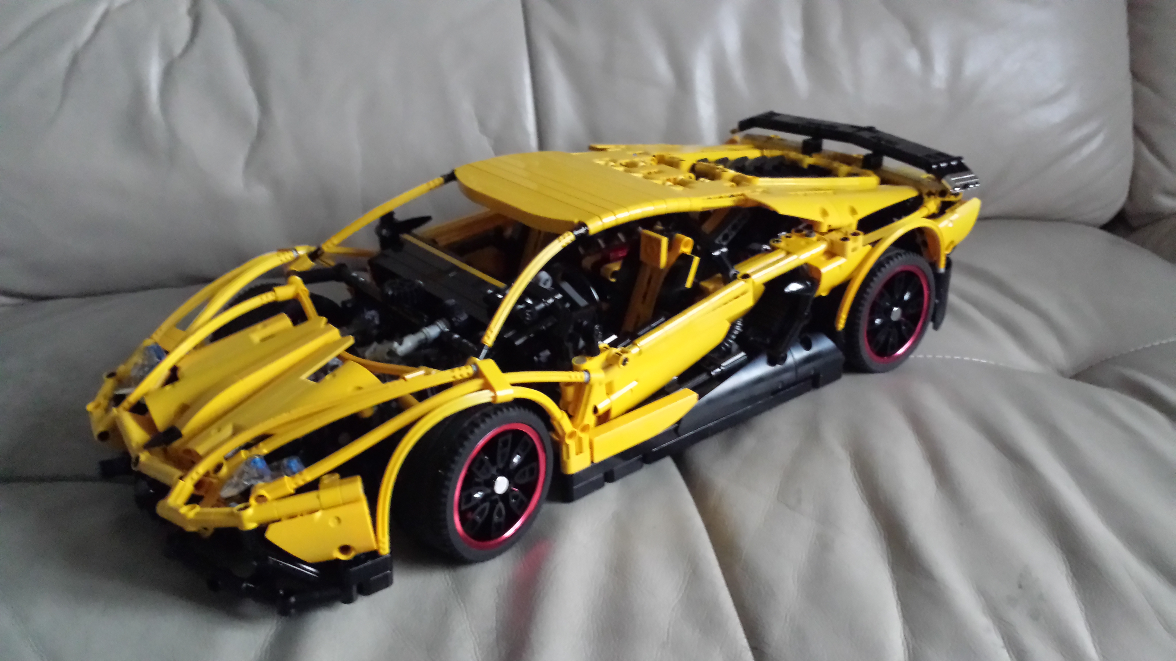 lamborghini_aventador_16.jpg
