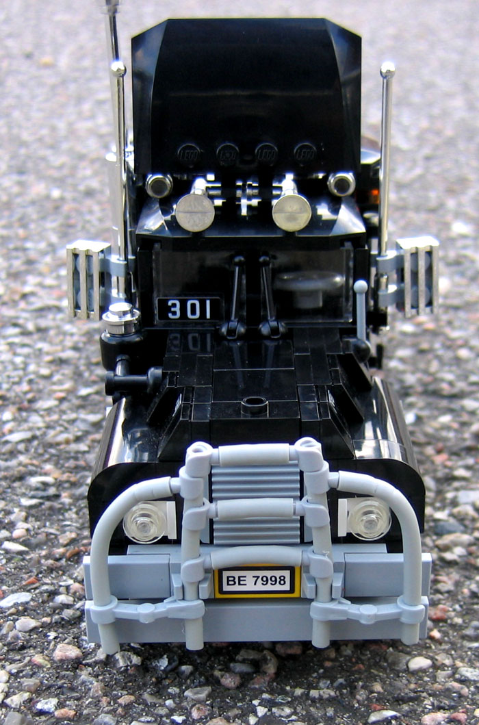 detaitractorlfrontgrille.jpg