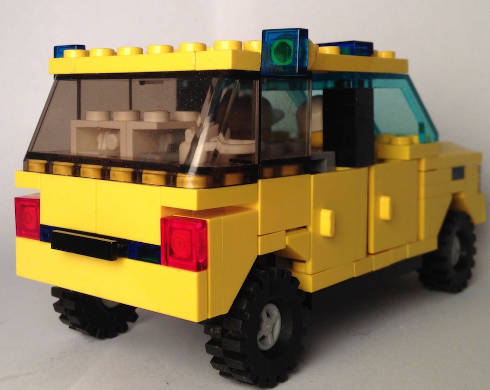 lego_mercedes_ml_emergency_doctor_behind_1.jpg