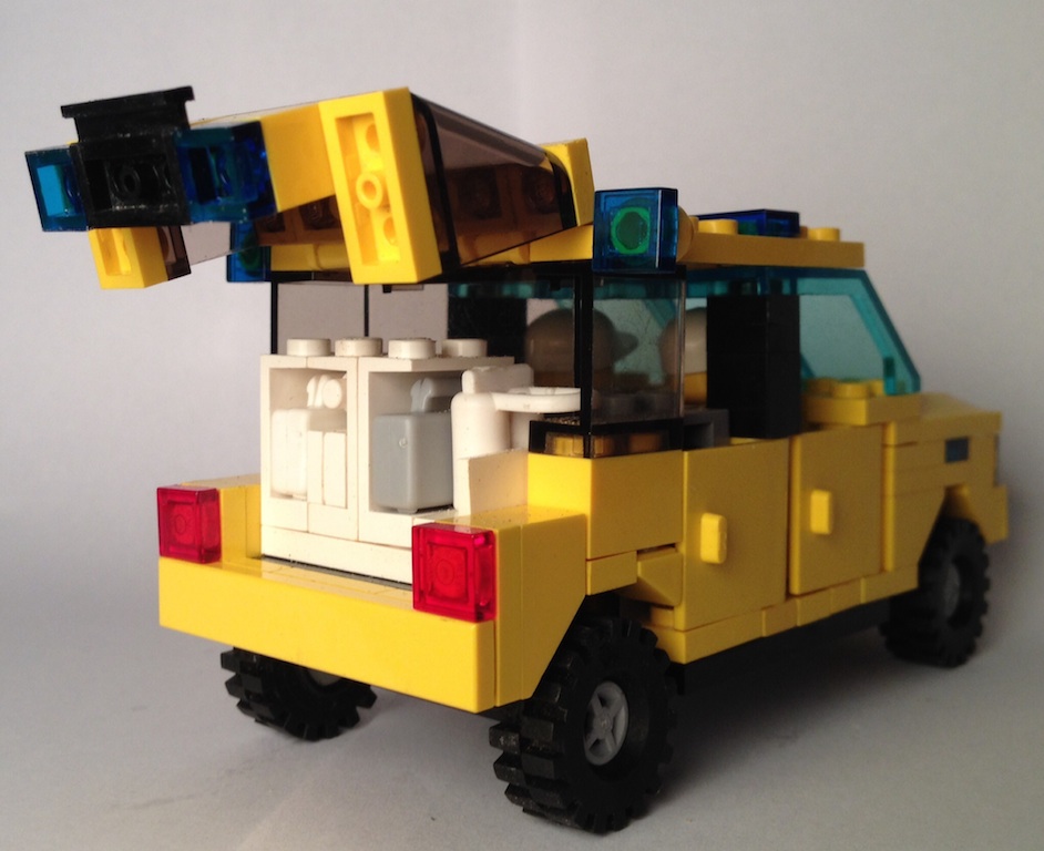 lego_mercedes_ml_emergency_doctor_behind_2.jpg