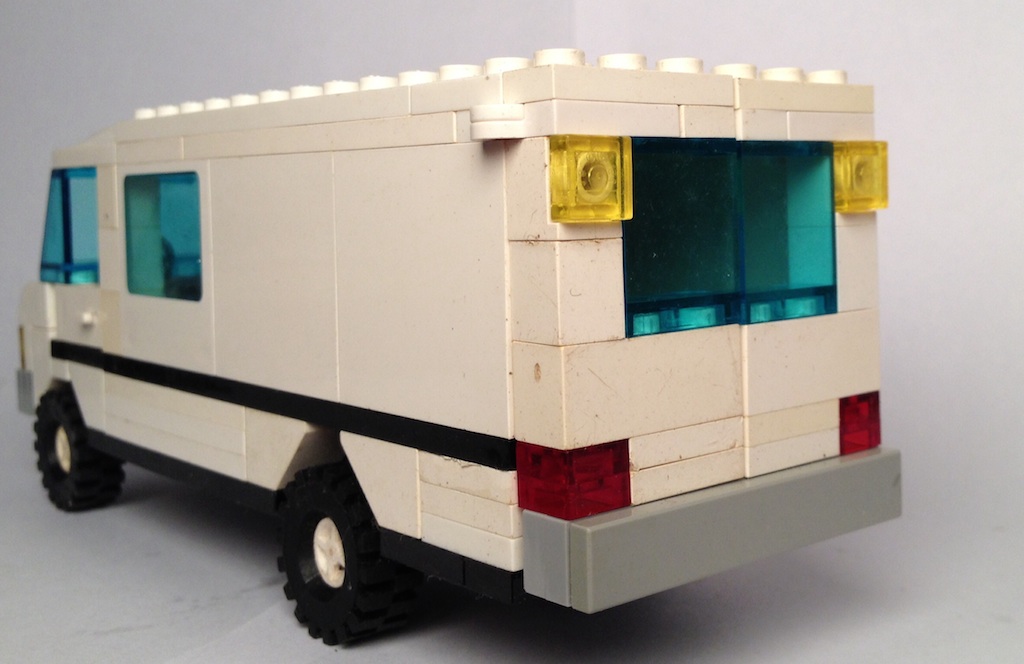 lego_white_mercedes_van_behind_1.jpg