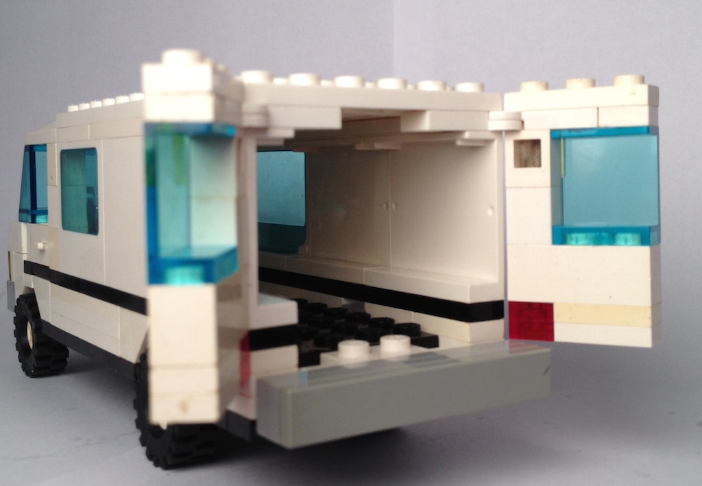 lego_white_mercedes_van_behind_2.jpg