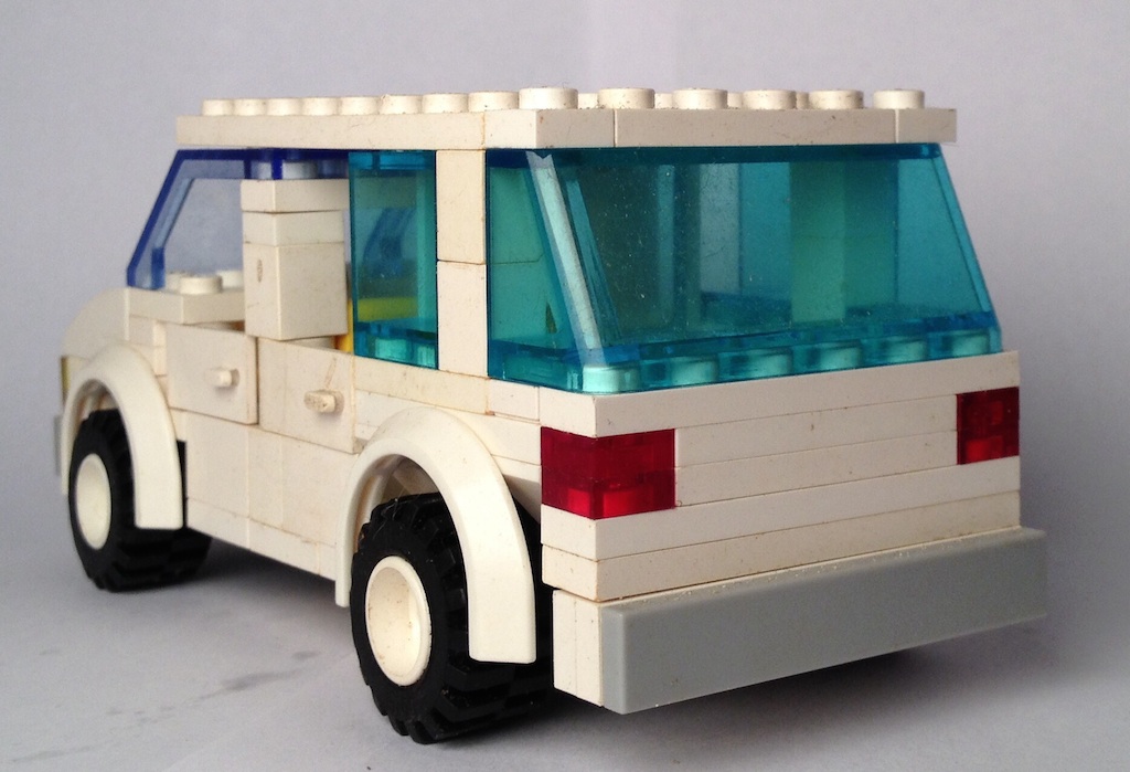 lego_white_suv_behind_1.jpg