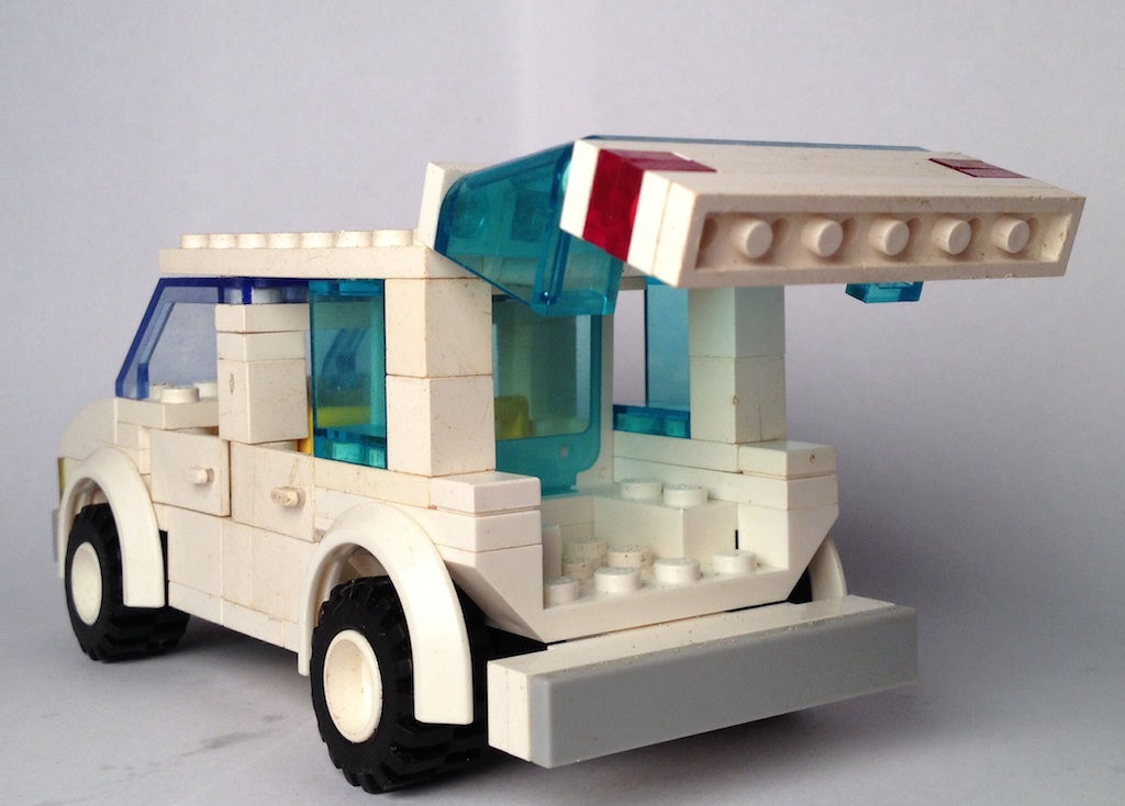lego_white_suv_behind_2.jpg