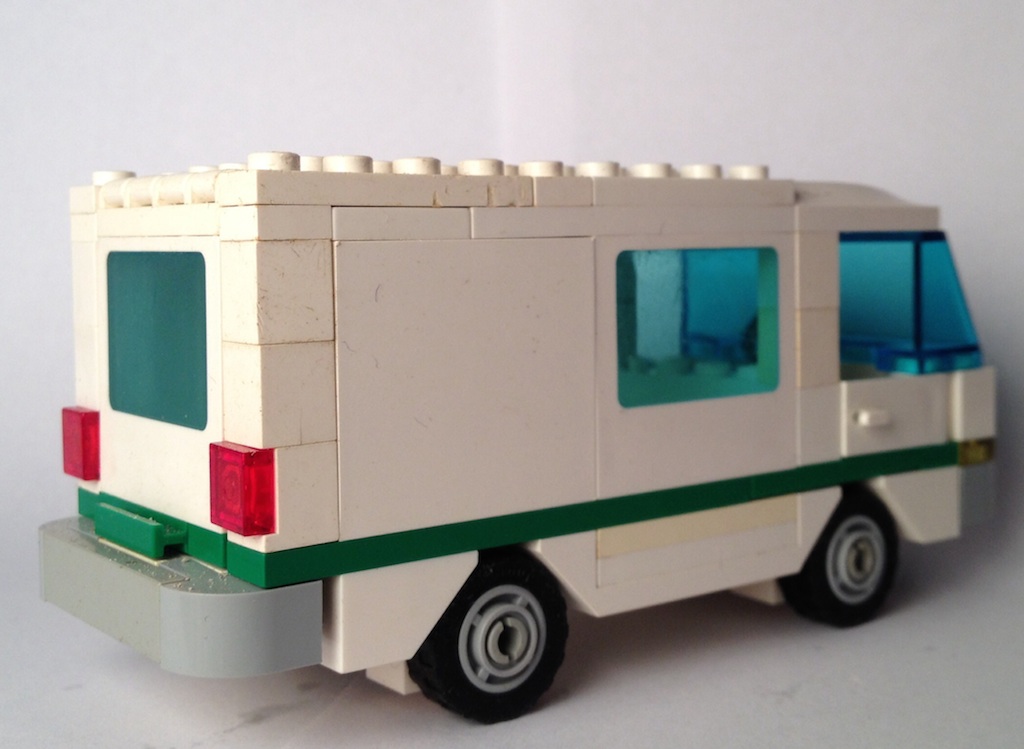 lego_white_toyota_hiace_behind_1.jpg